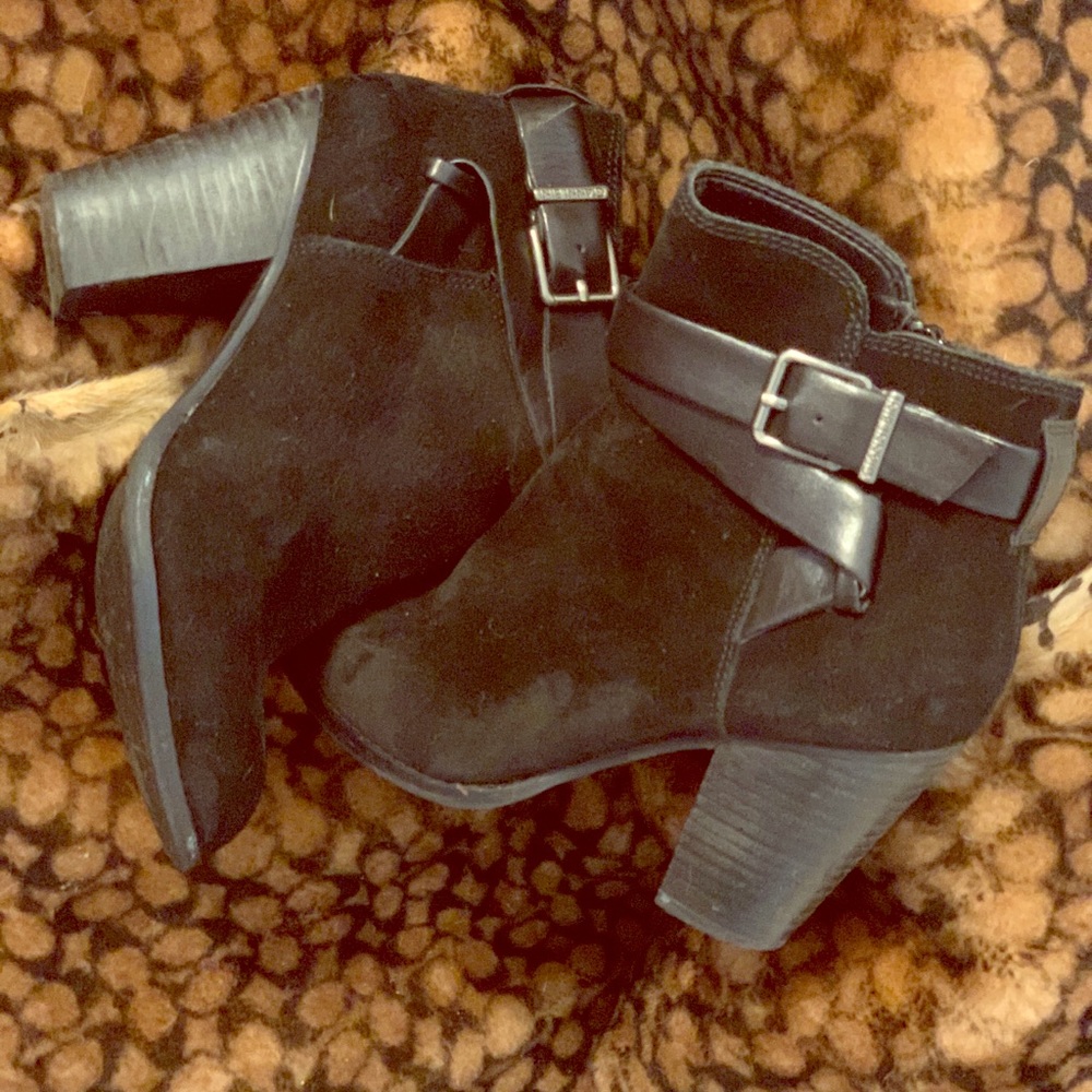 GIANNI BINI Belted, Block Heel Bootie - W’s 6